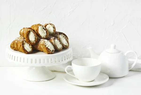 Sobremesa tradicional Cannoli Siciliani recheado com creme de ricota — Fotografia de Stock