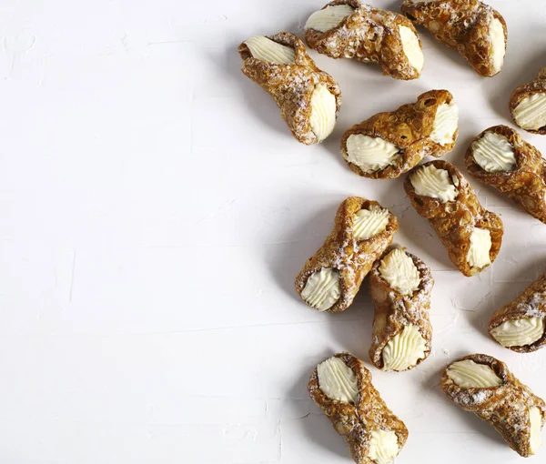 Postre tradicional Cannoli Siciliani relleno con crema de ricotta — Foto de Stock