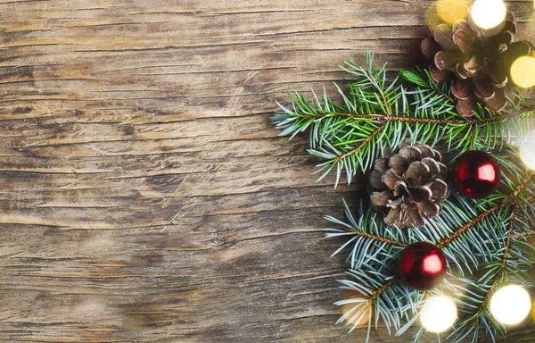 Sfondo natalizio. Abete di Natale e decorazioni su legno — Foto Stock