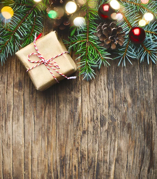 Рождественский фон Рождественский подарок, елка и украшения — стоковое фото