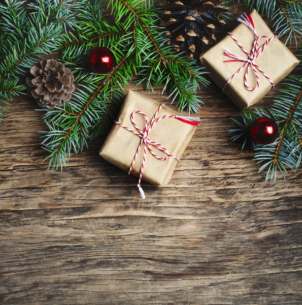 圣诞节的背景 圣诞礼物、冷杉树和装饰品o — 图库照片