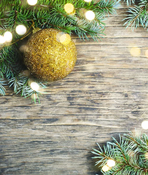 Sfondo natalizio. Abete di Natale e decorazioni su legno — Foto Stock