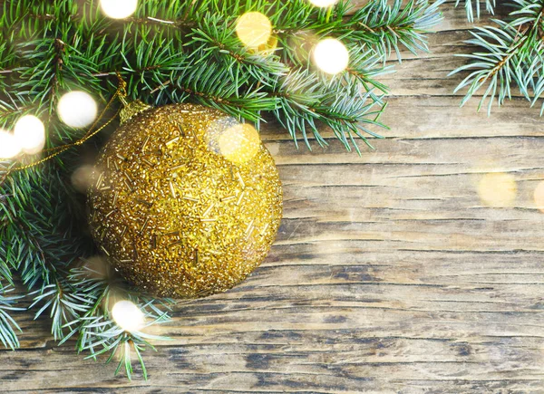 Kerst achtergrond. Kerst dennenboom en decoraties op hout — Stockfoto