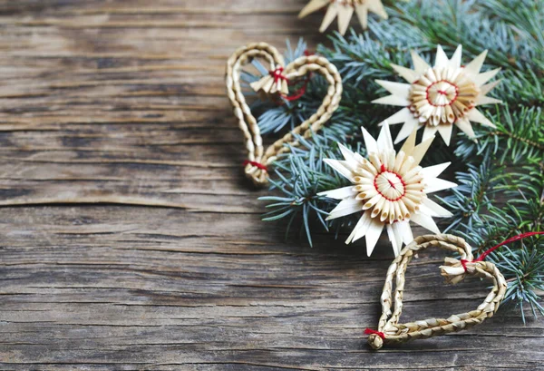 Fond de Noël. sapin de Noël et décorations sur bois — Photo