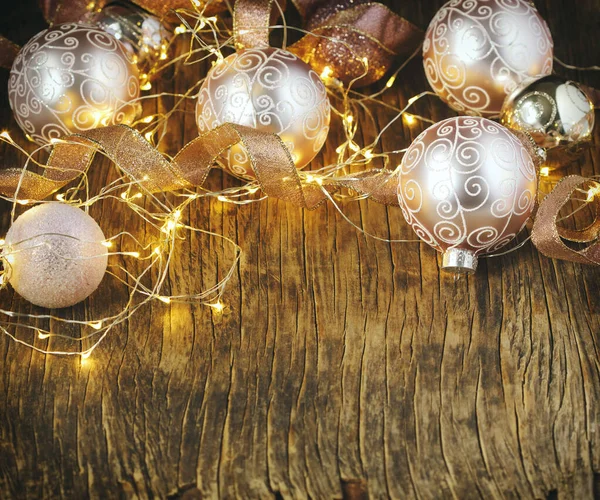 Χριστουγεννιάτικο δέντρο διακόσμηση γυάλινες μπάλες και φως γιρλάντα. — Φωτογραφία Αρχείου