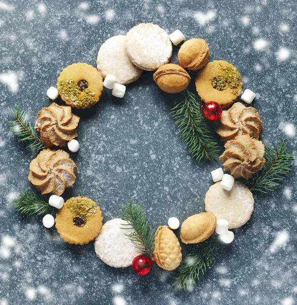 Vánoční cukroví věnec. Sortiment cookies: linzer cookies, krátké — Stock fotografie