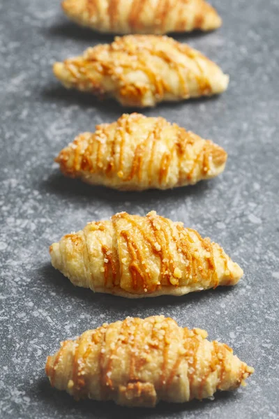 Croissants de caramelo salado. Cubierto con una llovizna de caramelo y un s — Foto de Stock