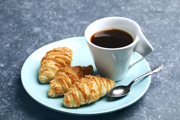 Cup of coffee and salted caramel croissants — Stock Photo, Image