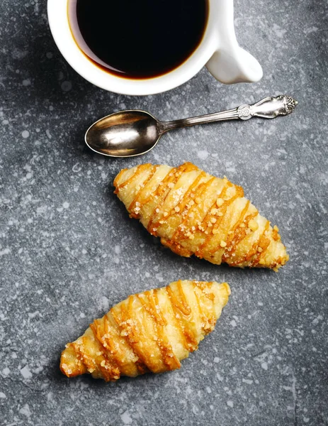 Kopp kaffe och saltade karamellcroissanter — Stockfoto