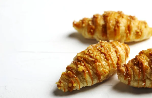 Croissants de caramelo salado. Cubierto con una llovizna de caramelo y un s —  Fotos de Stock