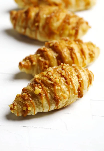 Sózott karamellás croissant. A tetején egy karamell szitálás és egy s — Stock Fotó