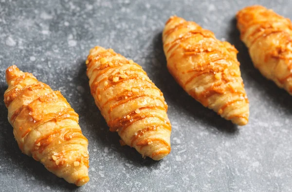 Färsk Croissant Grå Sten Bakgrund — Stockfoto