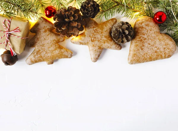 クリスマスジンジャーブレッドクッキーとクリスマスの装飾 コピースペース — ストック写真