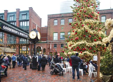 Toronto, Kanada - 18 Kasım 2017: İnsanlar Noel işaretini ziyaret etti