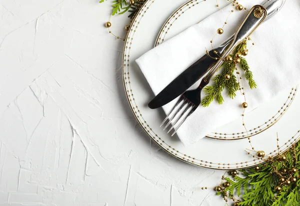 Kersttafel gedekt. Vakantie achtergrond — Stockfoto