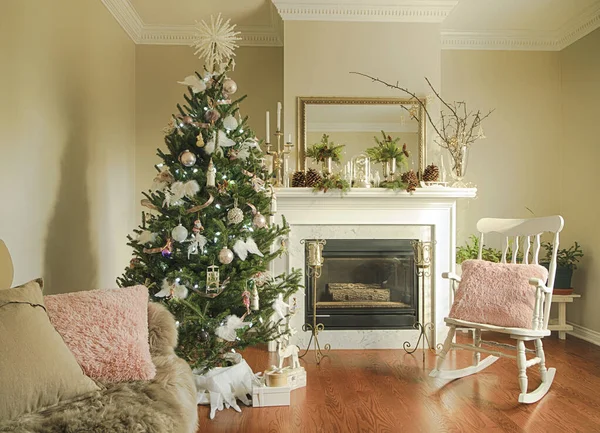 Habitación interior con elegante decoración navideña — Foto de Stock
