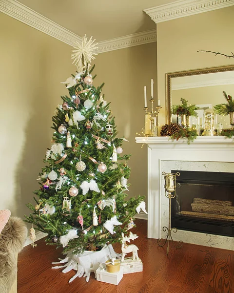 Habitación interior con elegante decoración navideña — Foto de Stock
