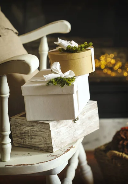 Cajas de regalo de Navidad con cintas en una silla — Foto de Stock