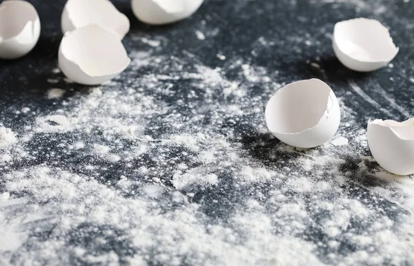 Flour and egg shels, baking background — Stock Photo, Image