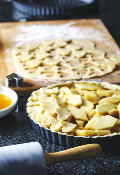 Fazer uma torta de maçã com massa de pastelaria escamosa — Fotografia de Stock