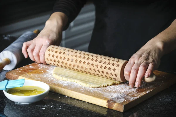 Vrouw die een taart maakt van schilferig gebakdeeg — Stockfoto