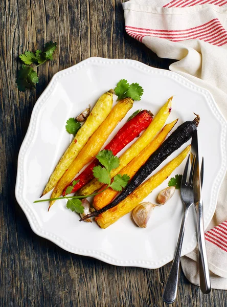 Carottes cuites au four sur une assiette, vue de dessus — Photo