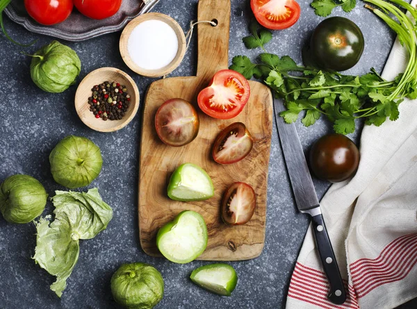 Tomates picados y cuchillo en la tabla de cortar, verduras frescas en — Foto de Stock