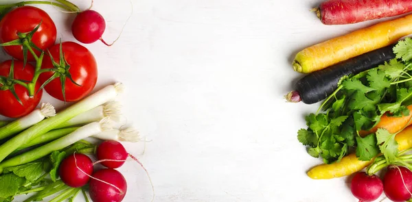 Ingredientes vegetales frescos fondo blanco, comida vegetariana a — Foto de Stock