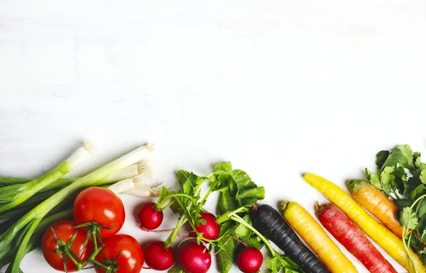 Taze sebzeler beyaz arka plan, vejetaryen yiyecekler... — Stok fotoğraf