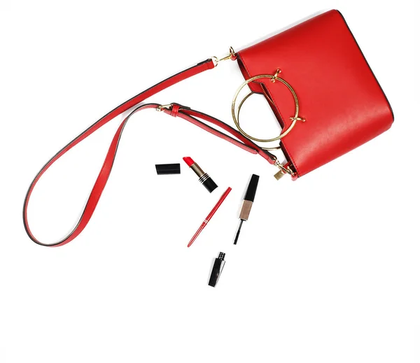 女人的红色手提包和化妆品 顶部视图。 时尚概念 — 图库照片