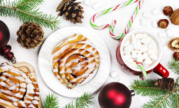 Rollos de canela caseros dulces frescos y taza de ingenio de chocolate caliente — Foto de Stock