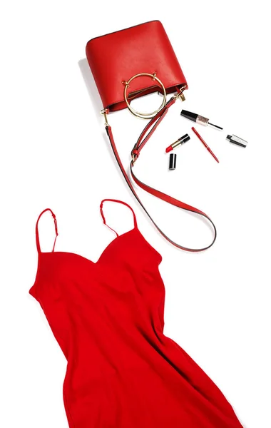 Vestido vermelho feminino e bolsa com cosméticos. Conceito de moda — Fotografia de Stock