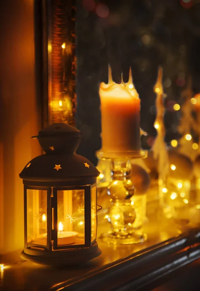 Decoración de luces de Navidad en la chimenea —  Fotos de Stock