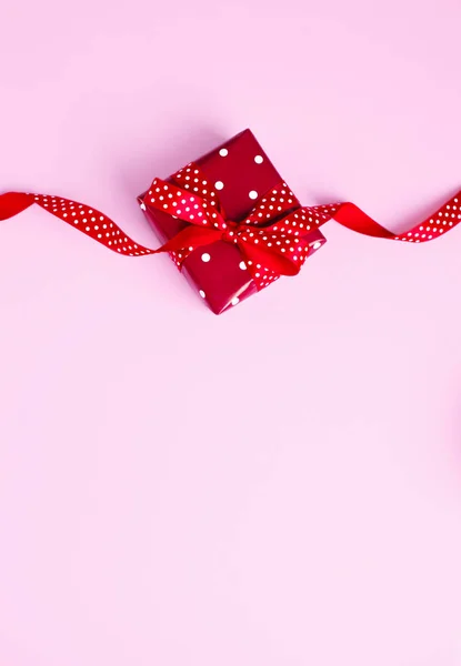 Scatola regalo rossa su sfondo rosa. Regali per San Valentino, bir — Foto Stock
