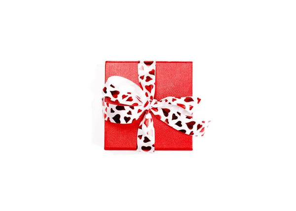 Röd presentförpackning isolerad på vit bakgrund. Alla hjärtans dag konkep — Stockfoto