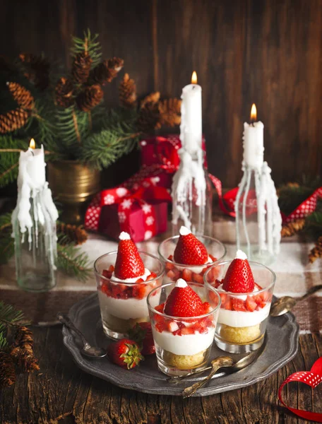 Santa hatt dessert i portion servering — Stockfoto