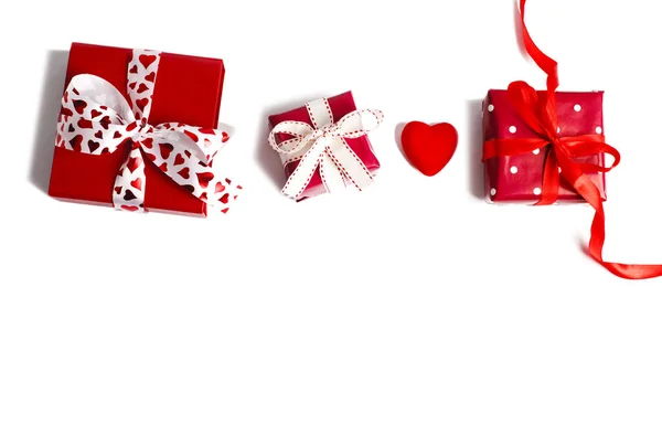 Regalos de Navidad. Cajas de regalo rojas sobre fondo rosado. Día de San Valentín — Foto de Stock