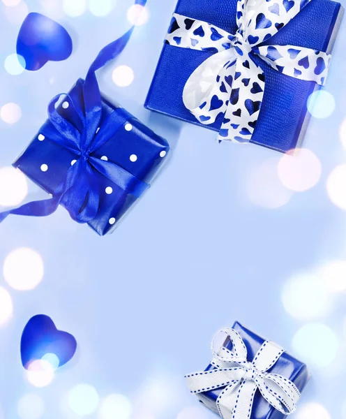 Modré dárkové krabice izolované na bílém pozadí. Valentýn con — Stock fotografie