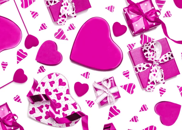 Рожеві скриньки з подарунками та рожеві серця ізольовані на білому тлі. Ва — стокове фото