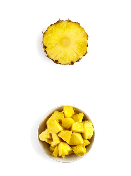 Fatia de abacaxi e pedaços de abacaxi isolados no fundo branco — Fotografia de Stock