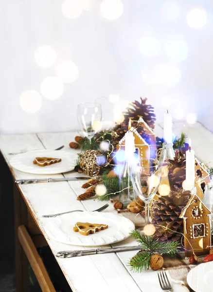 Ajuste de mesa de Navidad con galletas de jengibre — Foto de Stock