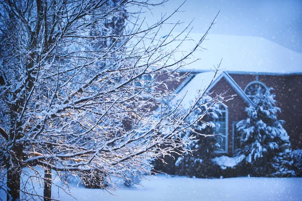 Paisaje invernal. Hermosa casa cubierta de nieve por la noche — Foto de Stock