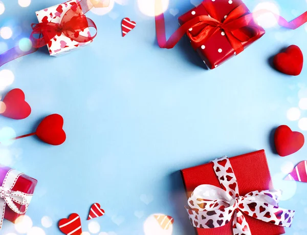 Χριστουγεννιάτικα δώρα. Κόκκινα κουτιά δώρου σε μπλε φόντο. Ημέρα του Αγίου Βαλεντίνου — Φωτογραφία Αρχείου