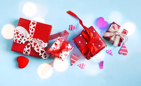 Vakantie cadeaus. Rode geschenkdozen op blauwe achtergrond. Valentijnsdag — Stockfoto
