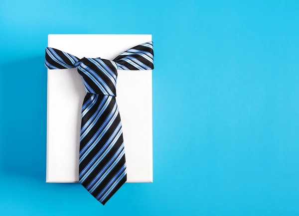 Подарочная коробка с голубой полосой галстука. Happy father 's day idea, sign, s — стоковое фото
