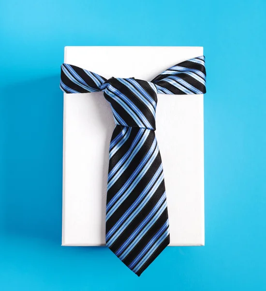 Dárková krabice s modře pruhovanou kravatou. Šťastný nápad na Den otců, podpis, — Stock fotografie