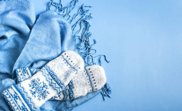 Blue scarf and mittens on blue background, copy space — Stock Photo, Image