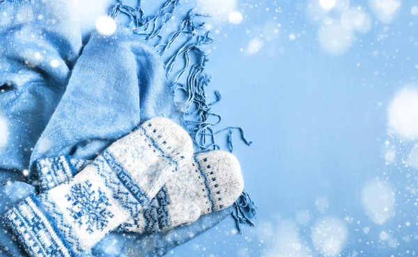 Синій шарф і рукавички на синьому фоні, копіювання простору — стокове фото