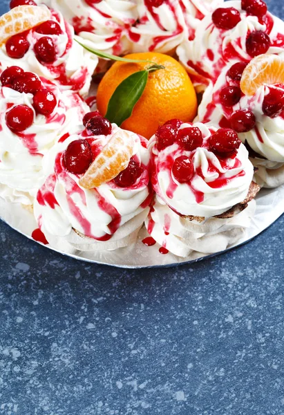Meringue Pavlova Wreath Cake with Whipped Cream, cranberry and t — Stock Photo, Image
