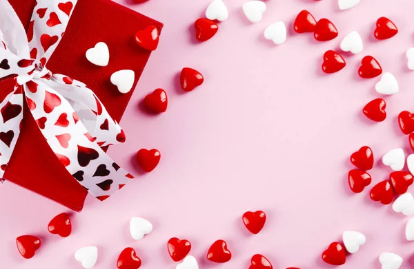 Dia dos Namorados fundo. Caixa de presente vermelho e doces em rosa backg — Fotografia de Stock